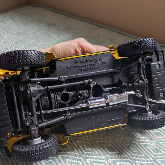 Maisto Willys Yellow Jeep Wrangler Model 2014 - Picture 8 of 10